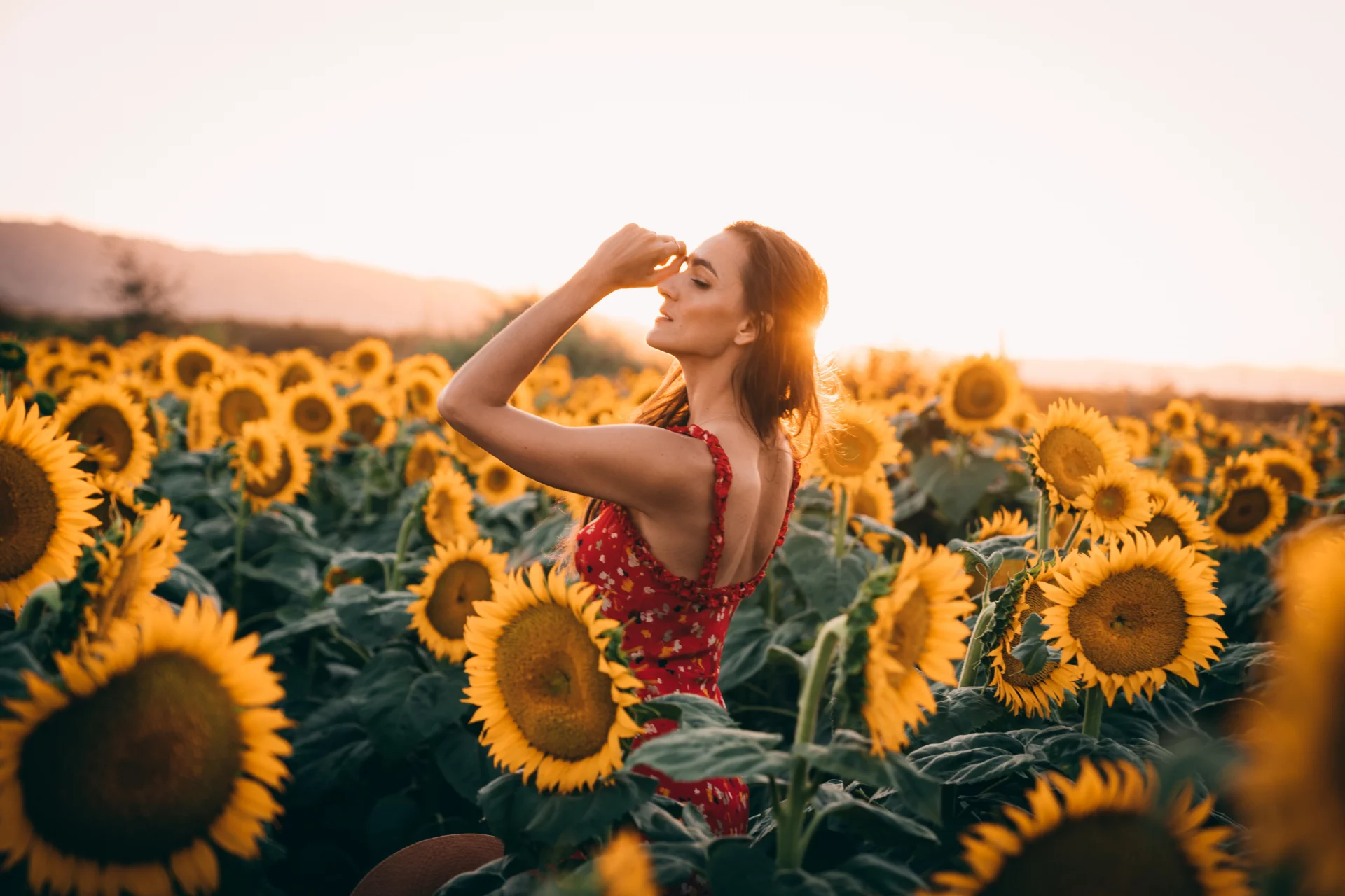 Mujer en campo de girasoles