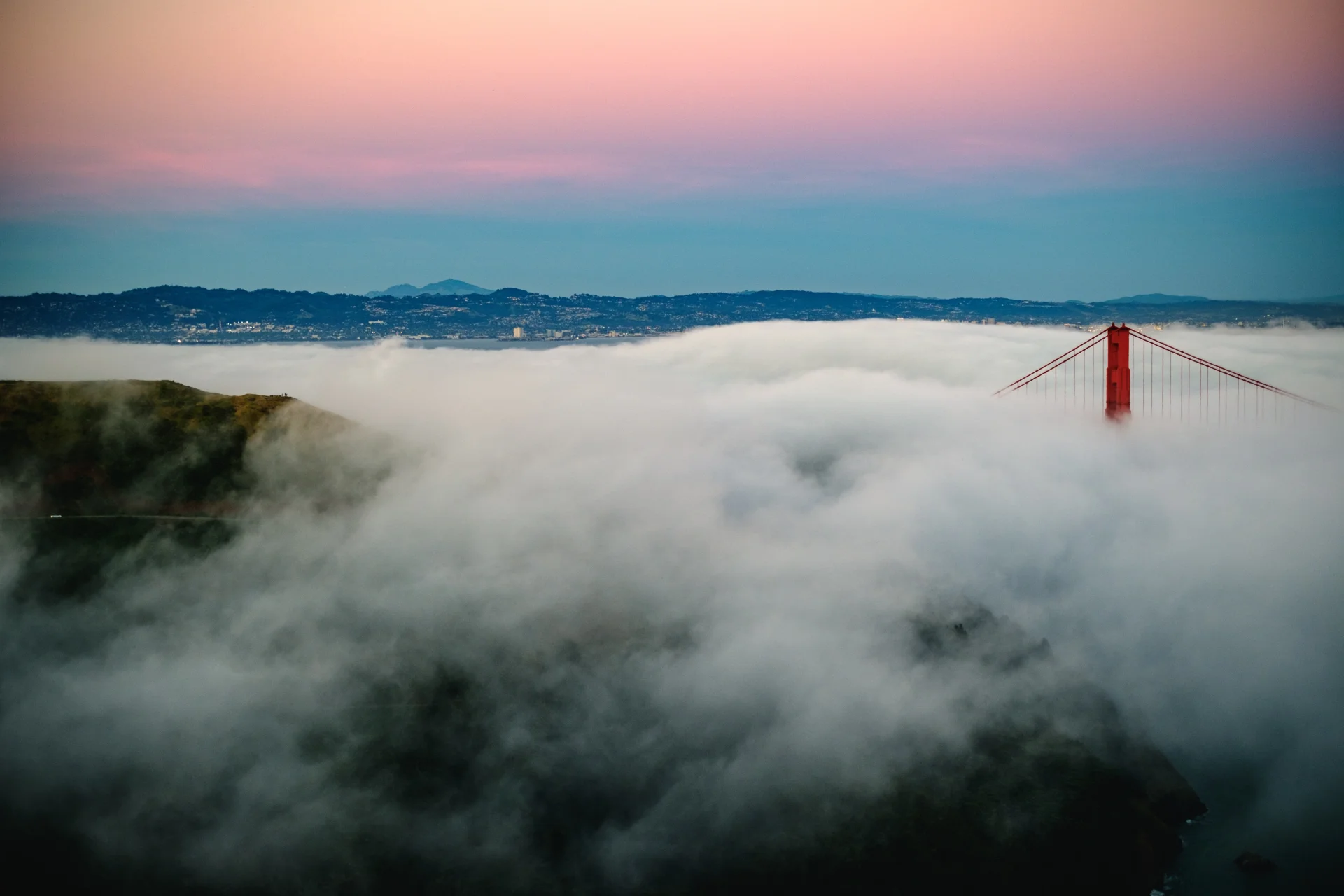 Puente Golden Gate entre la niebla