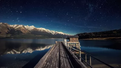 Estrellas en el cielo nocturno, lago y puente en nueva zelanda