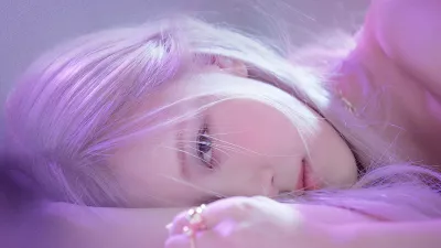 Rosé de blackpink en el suelo
