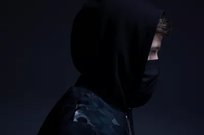 Alan walker con máscara