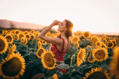 Mujer en campo de girasoles