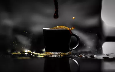 Taza de cafe oscuro