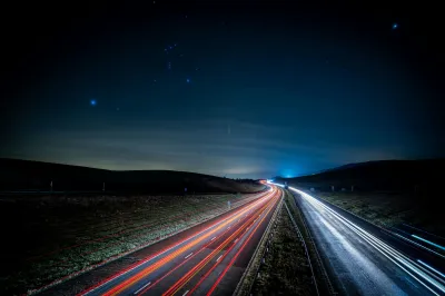 Autopista iluminada