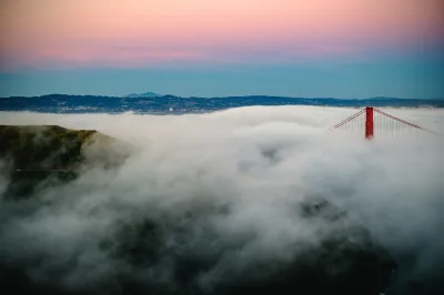 Puente Golden Gate entre la niebla