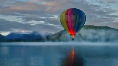 Globo aerostático en lago