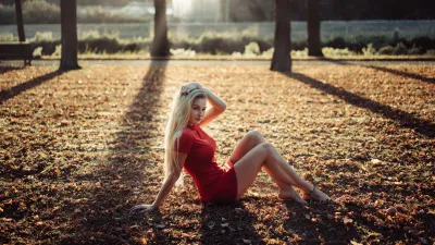 Modelo con vestido rojo