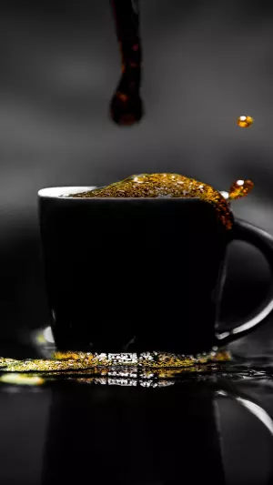 Taza de cafe oscuro