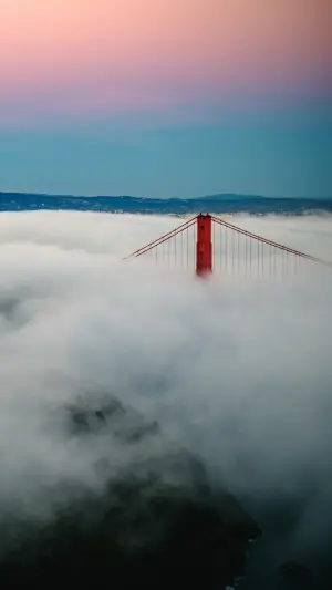 Puente Golden Gate entre la niebla