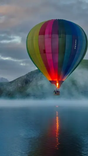 Globo aerostático en lago