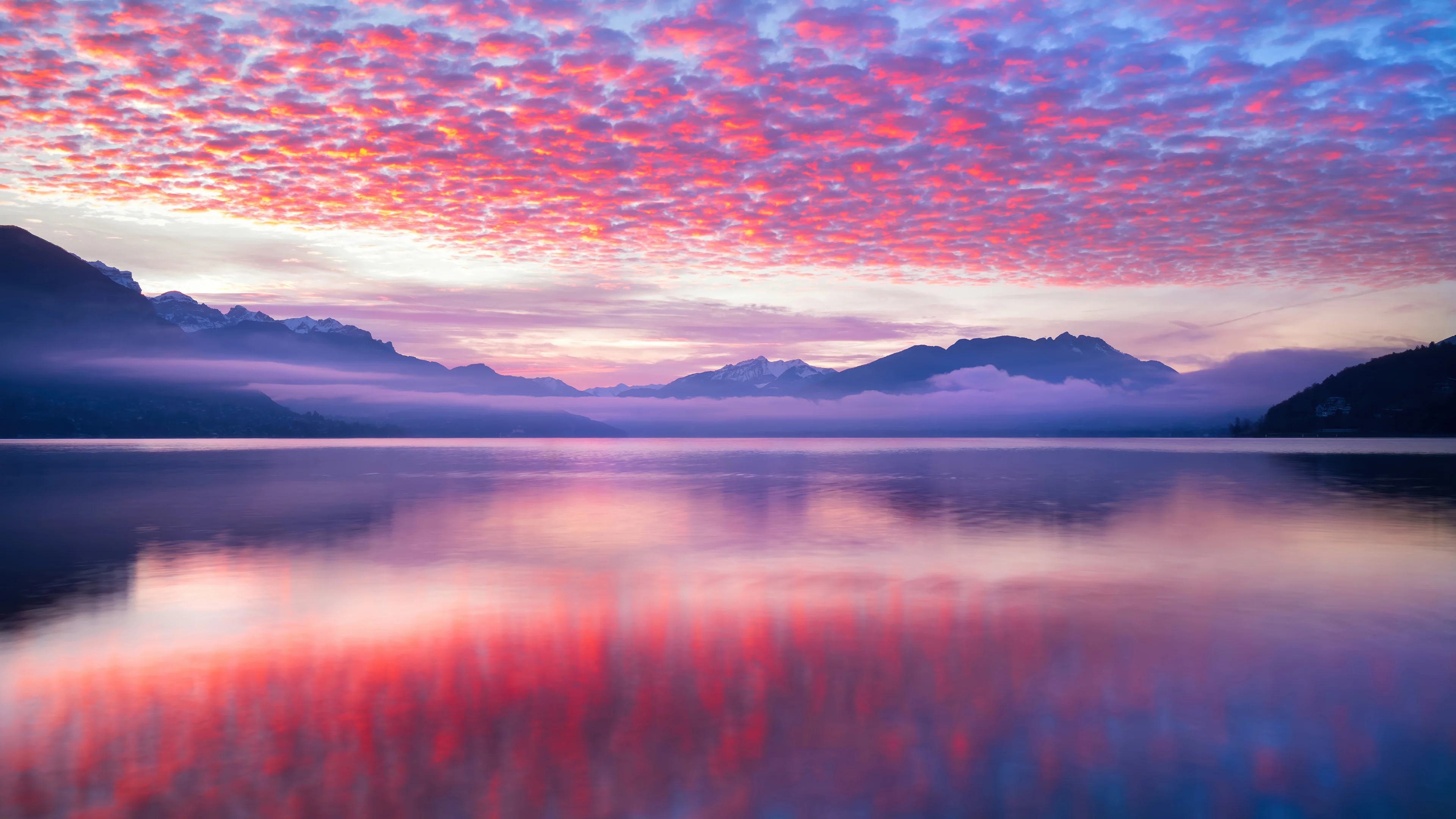 Reflejo de las nubes en el lago