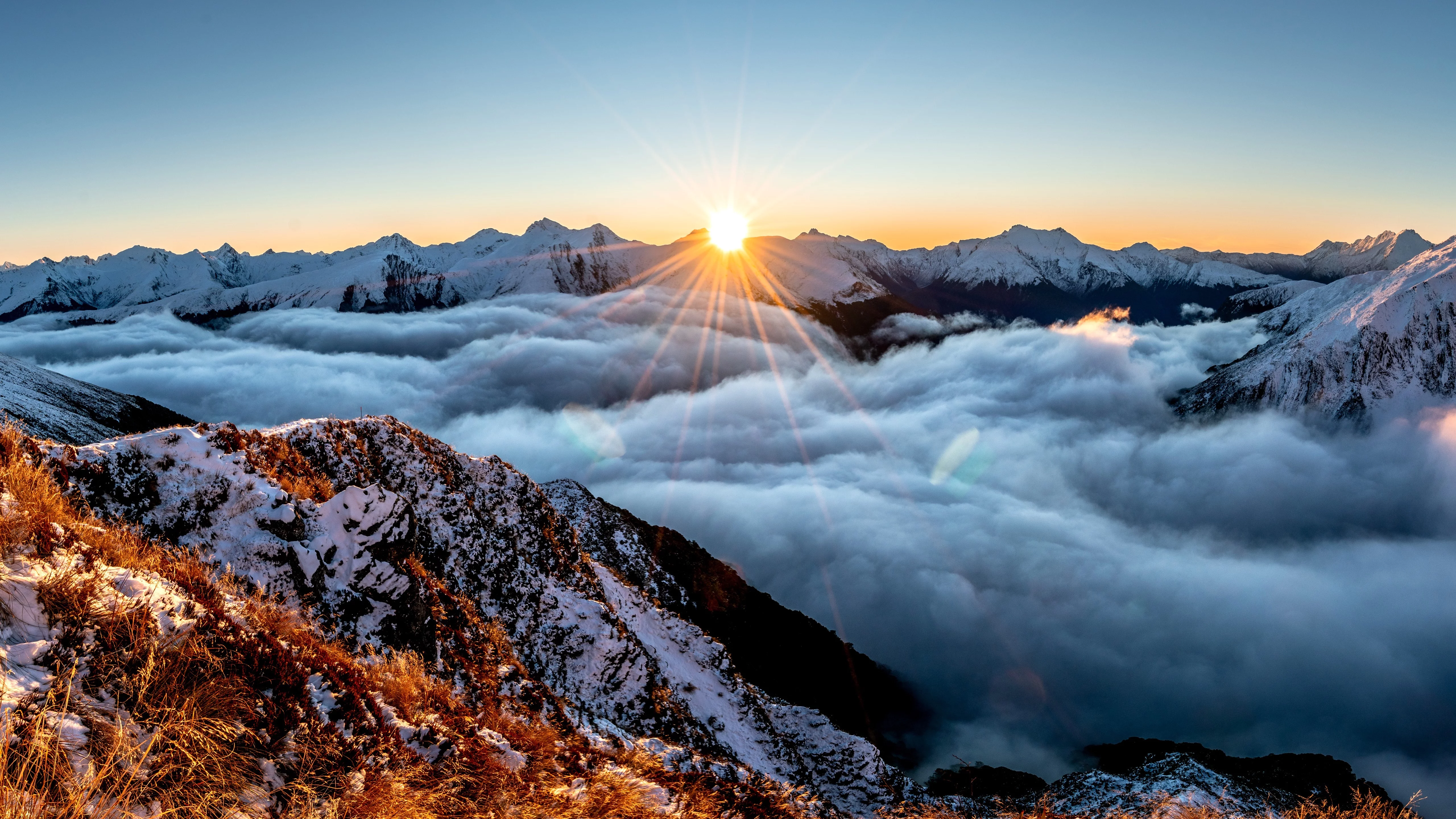 Niebla sobre las montañas al amanecer