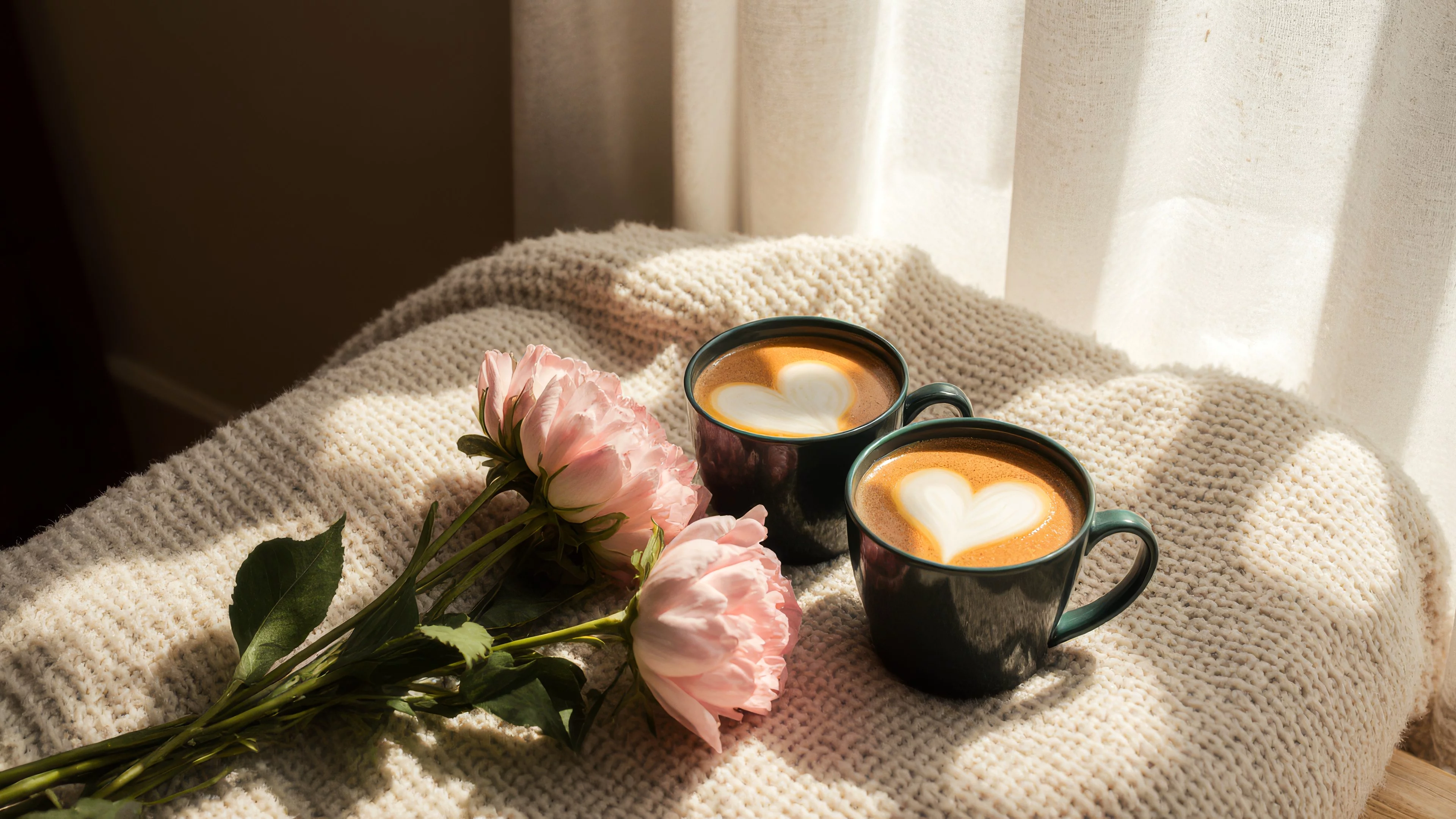 Dos tazas de café con un corazón hecho con leche