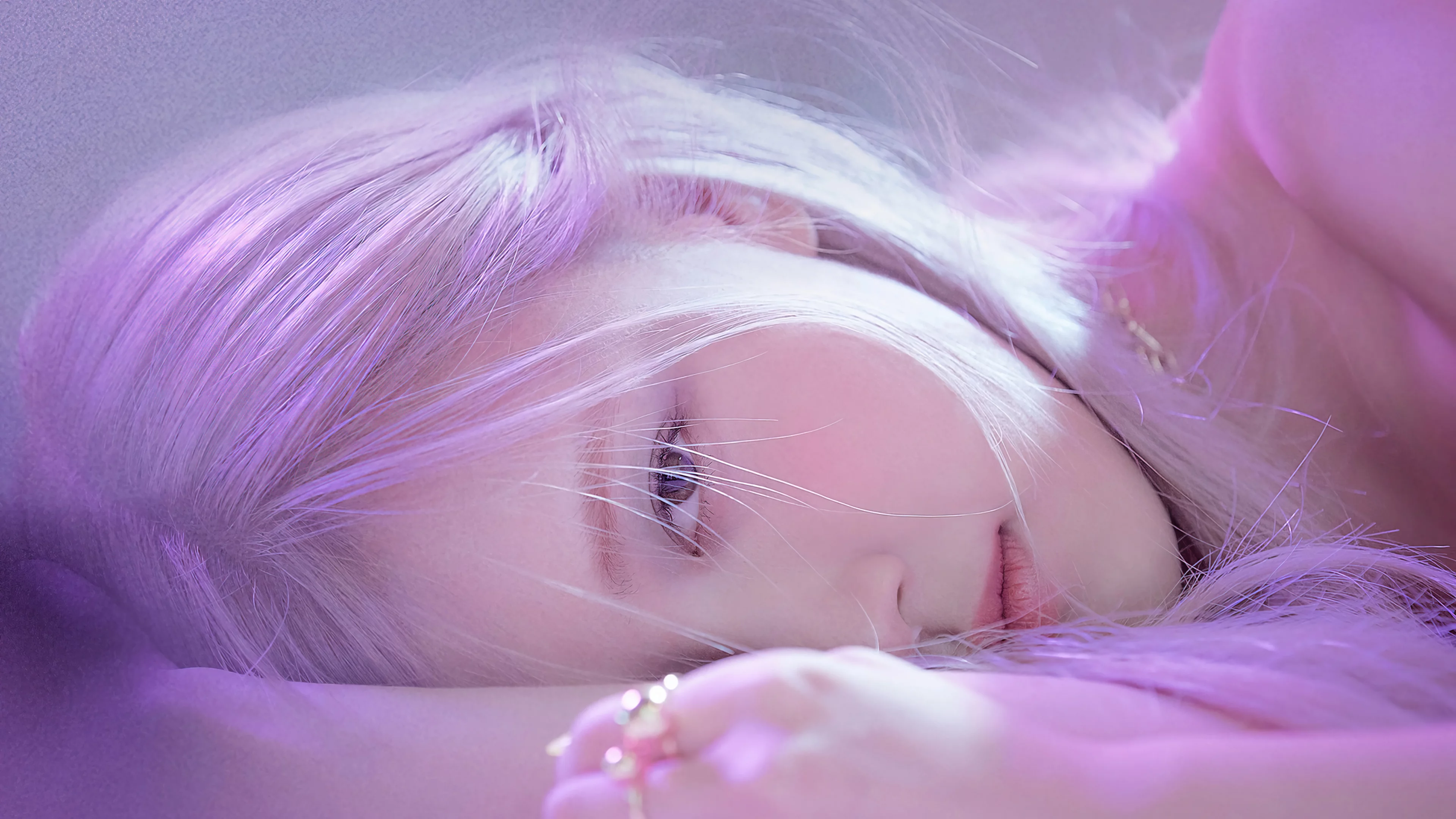 Rosé de blackpink en el suelo