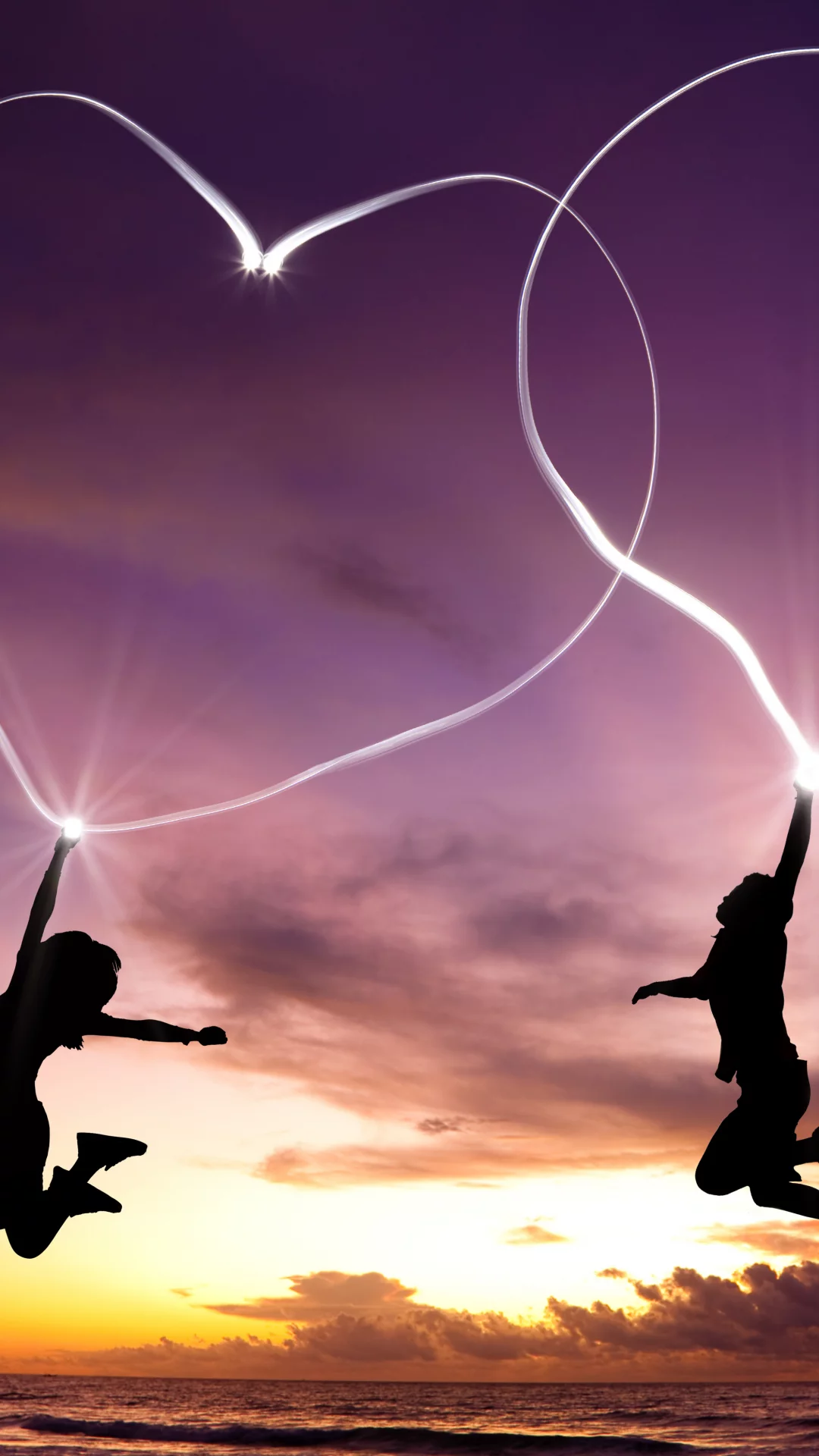 Chicos colgando de corazones